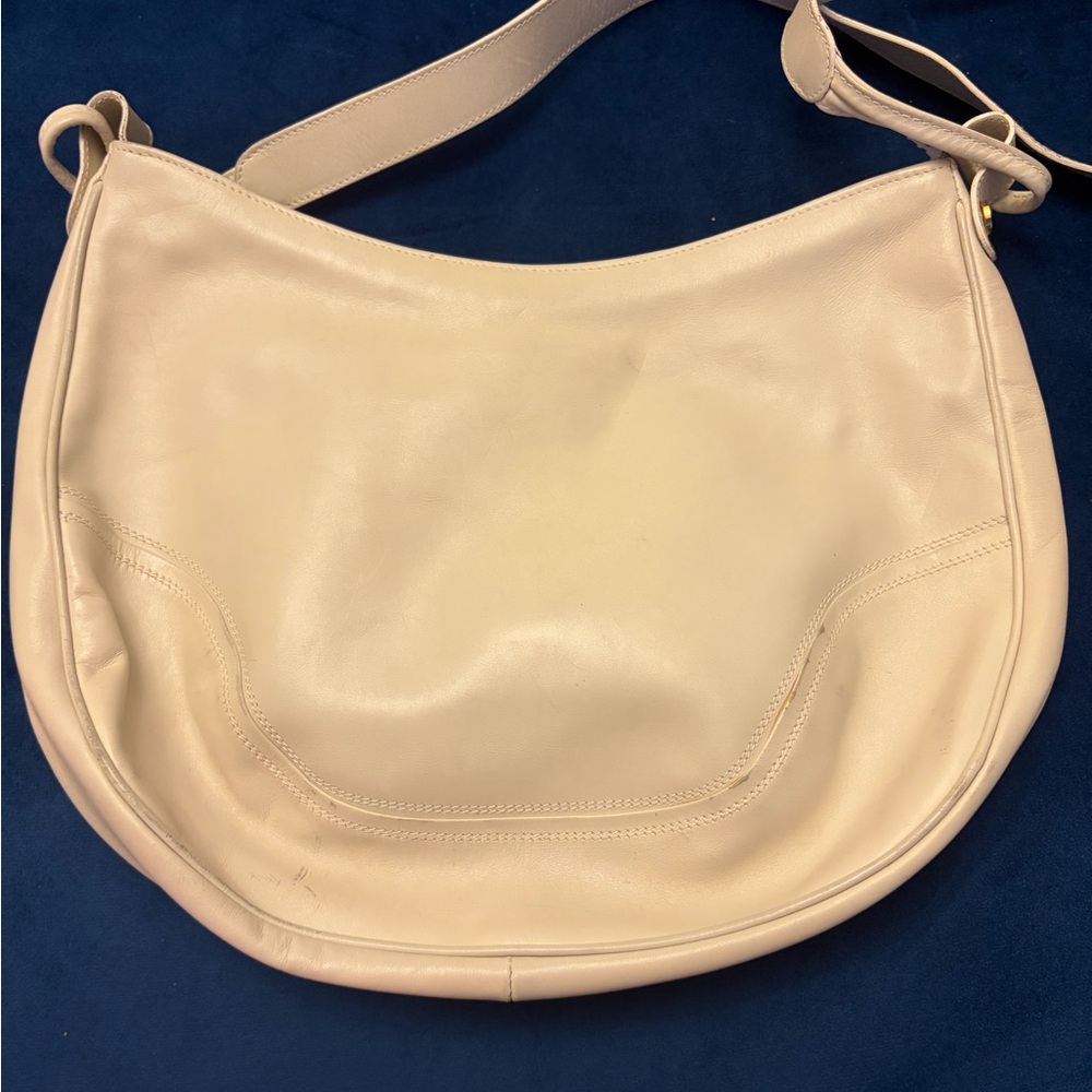 Elegant Cream Leather Shoulder Bag Salvatore Ferragamo vintage